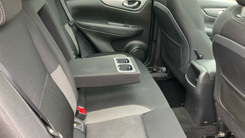 Nissan Qashqai 1.3 DiG-T N-Connecta 5dr Petrol Hatchback